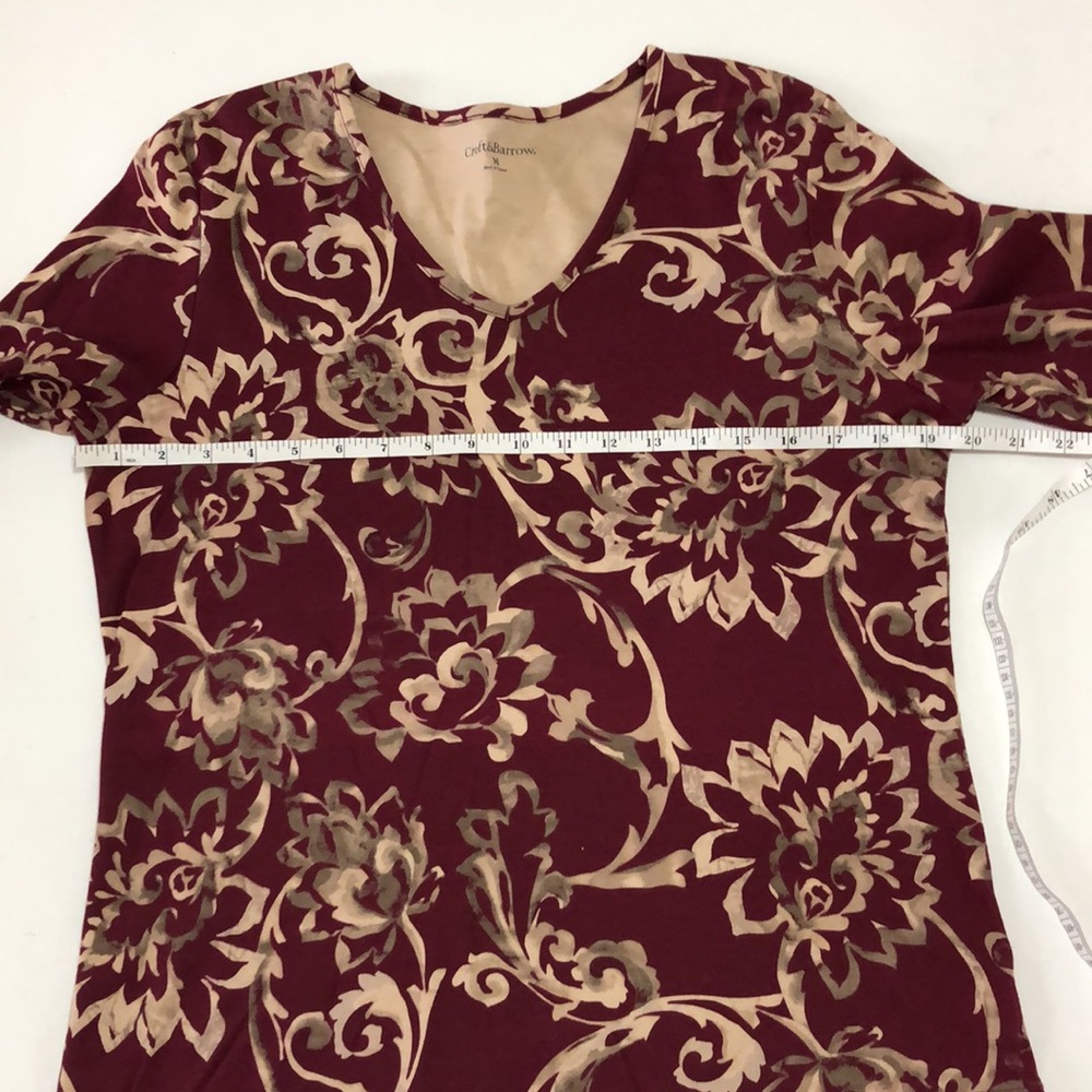 Maroon with tan design long sleeve vneck top Medium - Picture 5 of 6